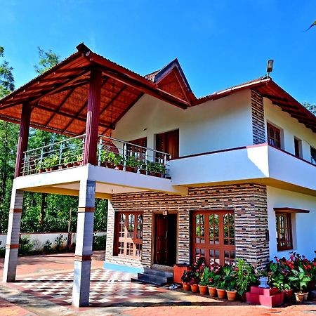 Hulihara Homestay - Full Villa, Coffee Estate & Balcony View Sakleshpur Bagian luar foto