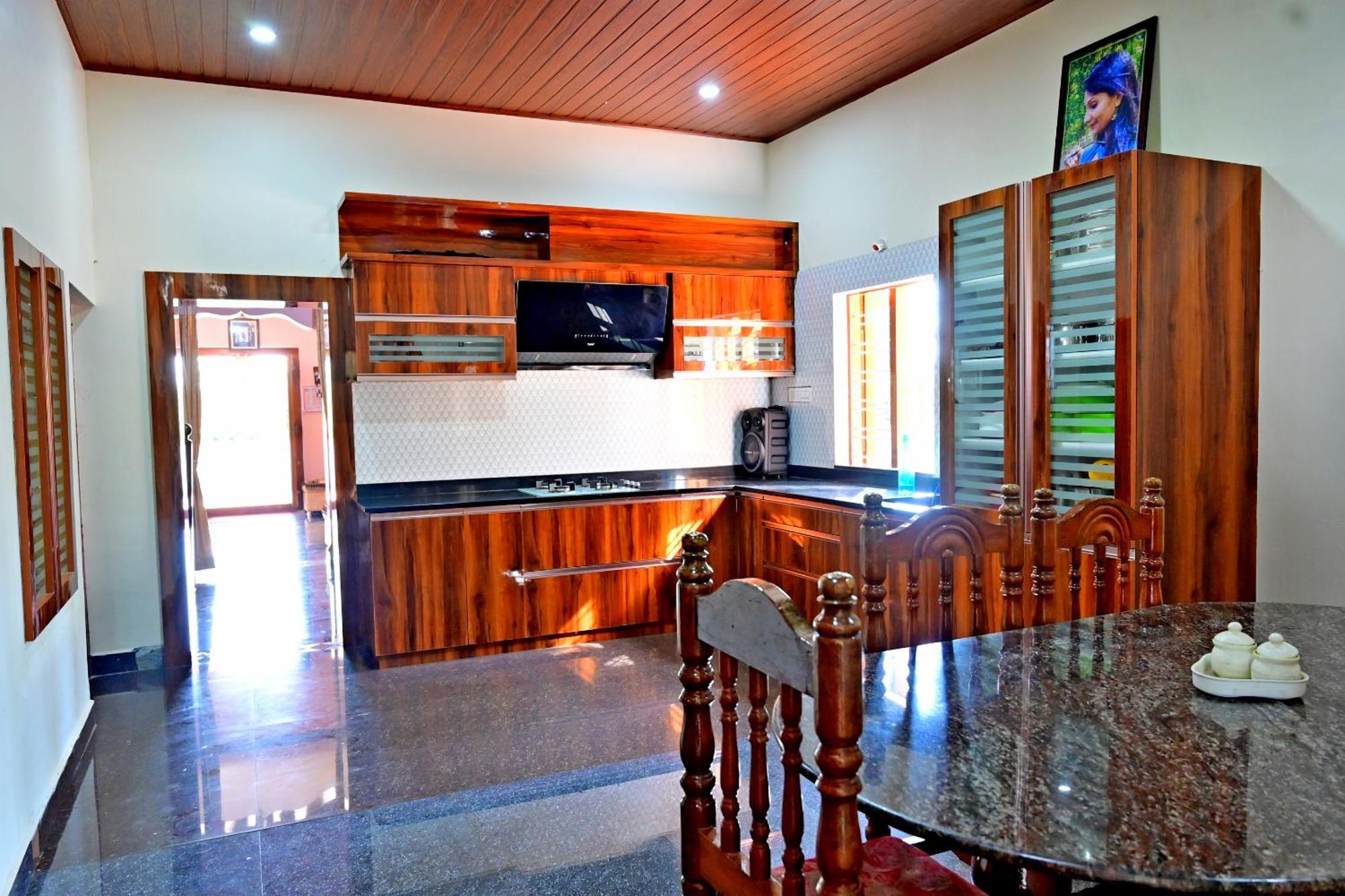 Hulihara Homestay - Full Villa, Coffee Estate & Balcony View Sakleshpur Bagian luar foto