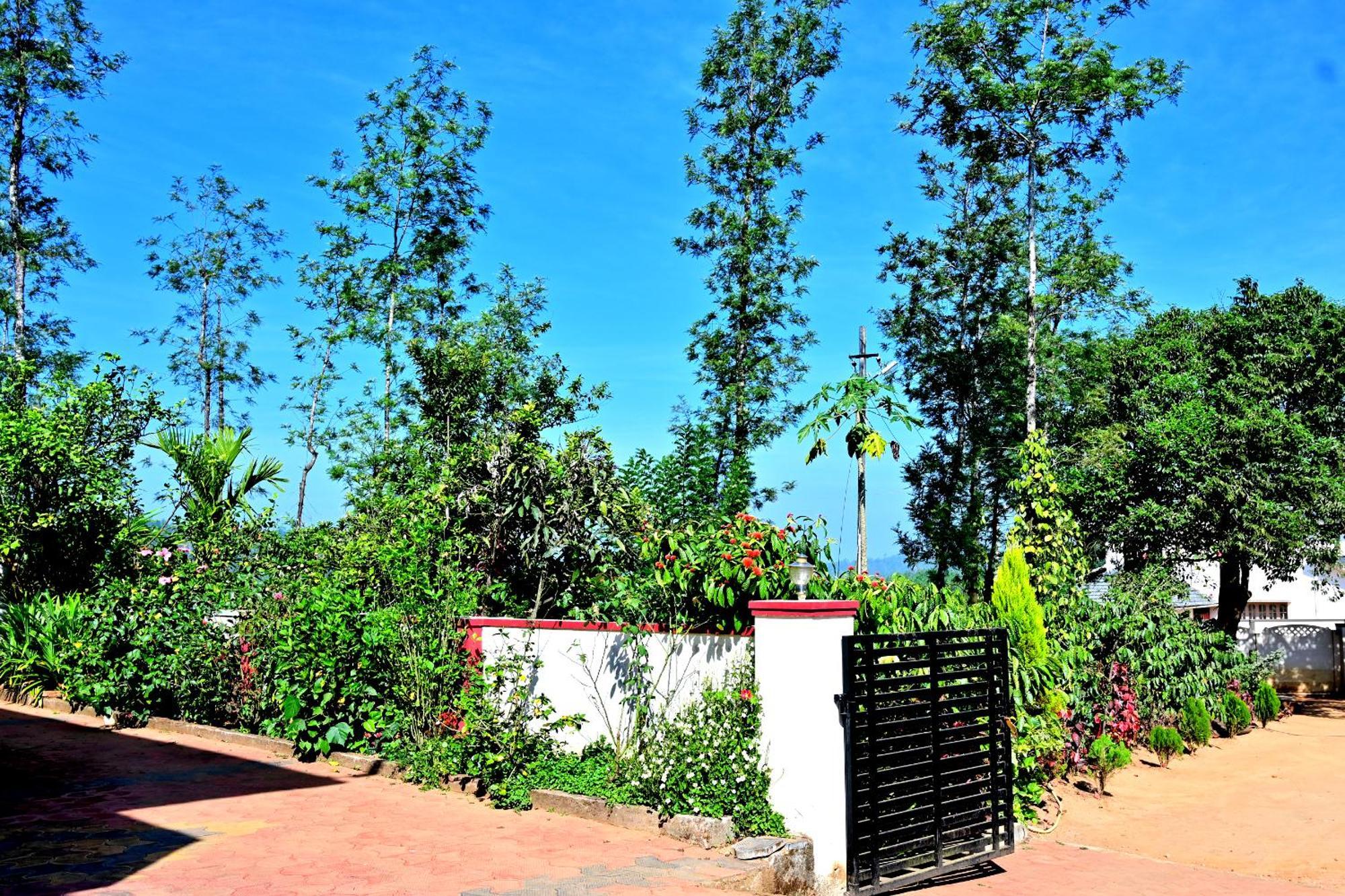 Hulihara Homestay - Full Villa, Coffee Estate & Balcony View Sakleshpur Bagian luar foto