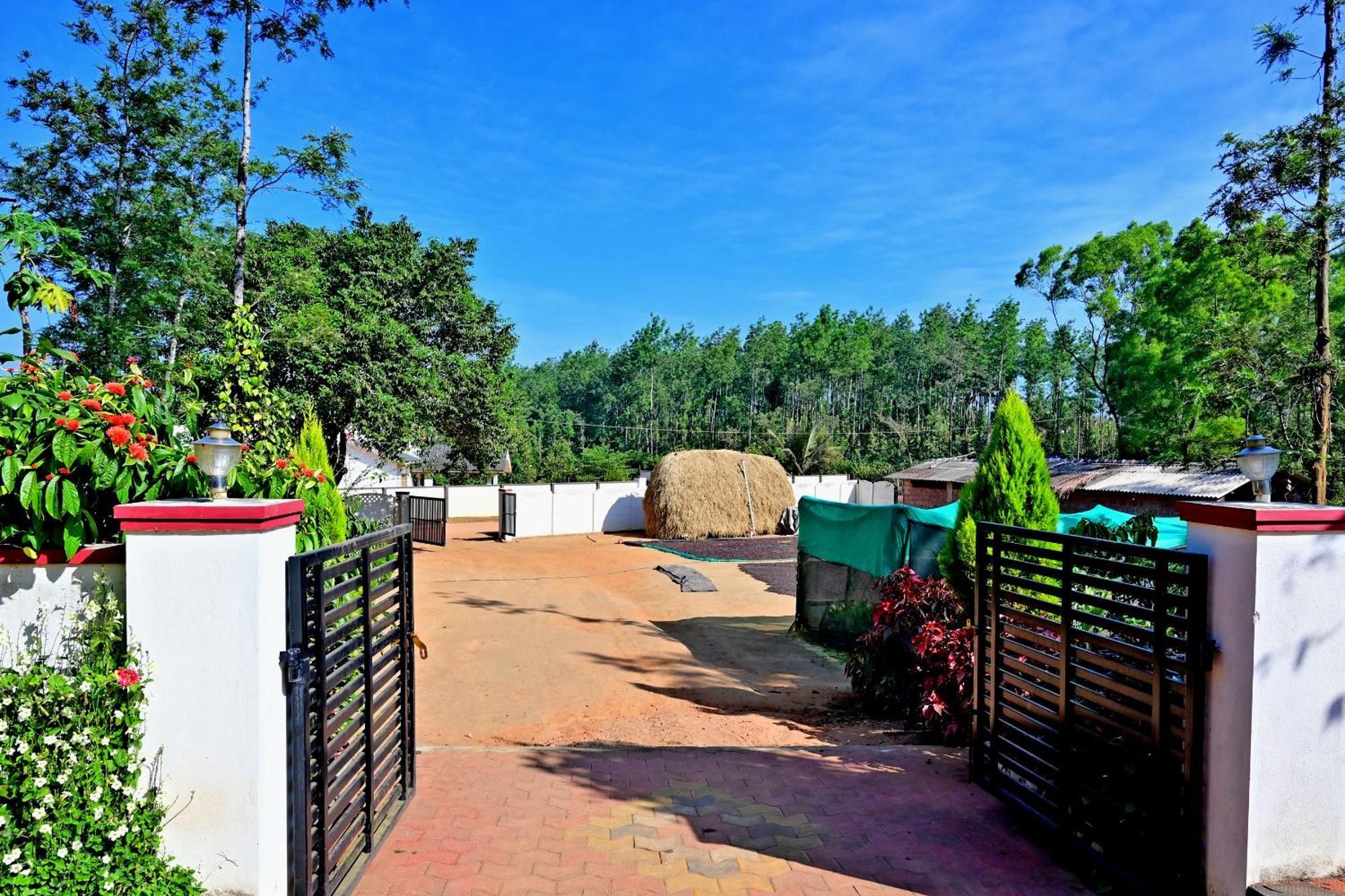Hulihara Homestay - Full Villa, Coffee Estate & Balcony View Sakleshpur Bagian luar foto